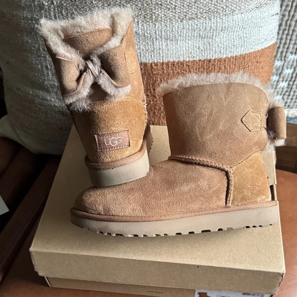 UGG‎ Short Shearling Bow Boots - Chestnut
