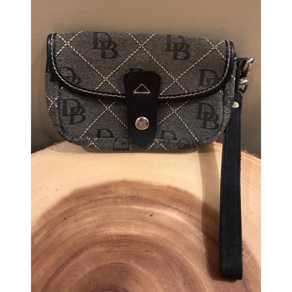 Dooney & Bourke‎ Gray Jacquard Signature Canvas Leather Wristlet
