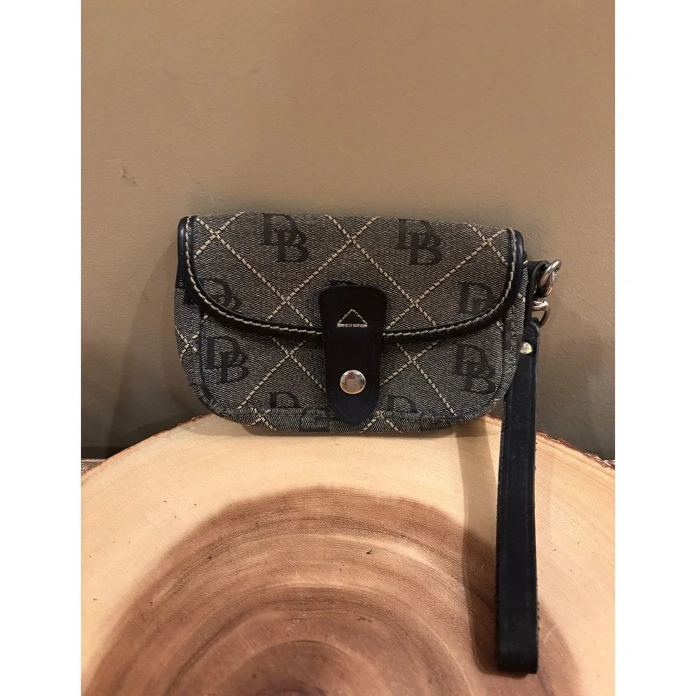 Dooney & Bourke‎ Gray Jacquard Signature Canvas Leather Wristlet