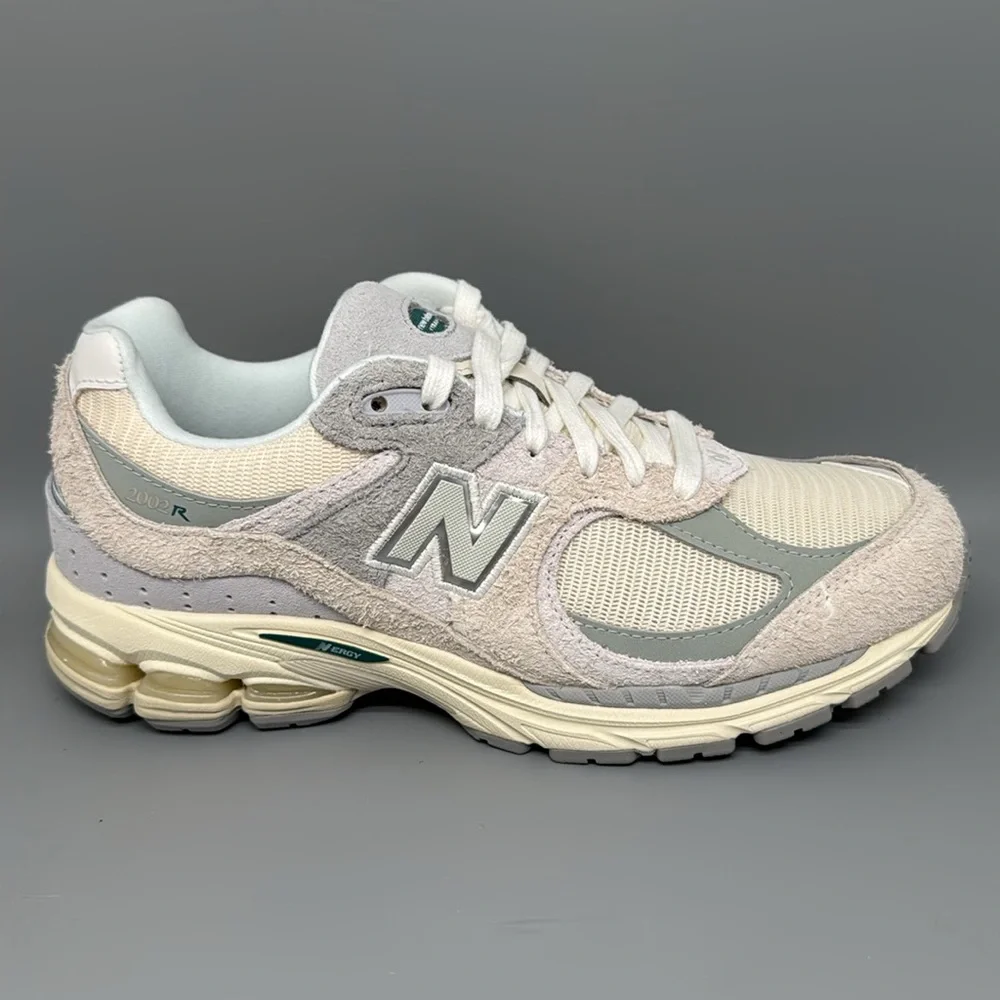New Balance 2002R M2002REK Beige Grey Running Shoes Men's Sz 6.5 Women‎ Sz 8D