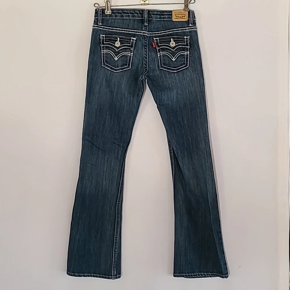Levis detailed contrast