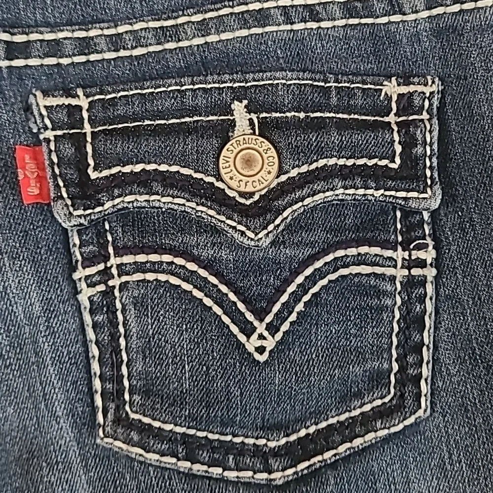 Levis detailed contrast
