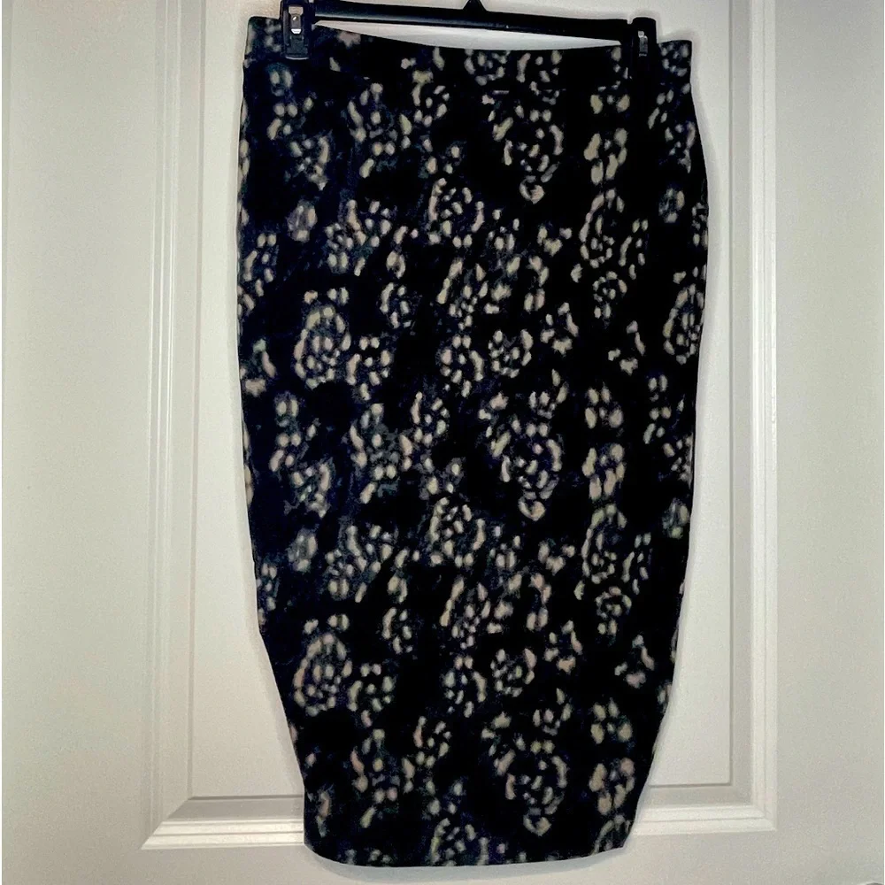Moda International Pencil Skirt W/ Single Side Slit. Black & Taupe  EUC Large