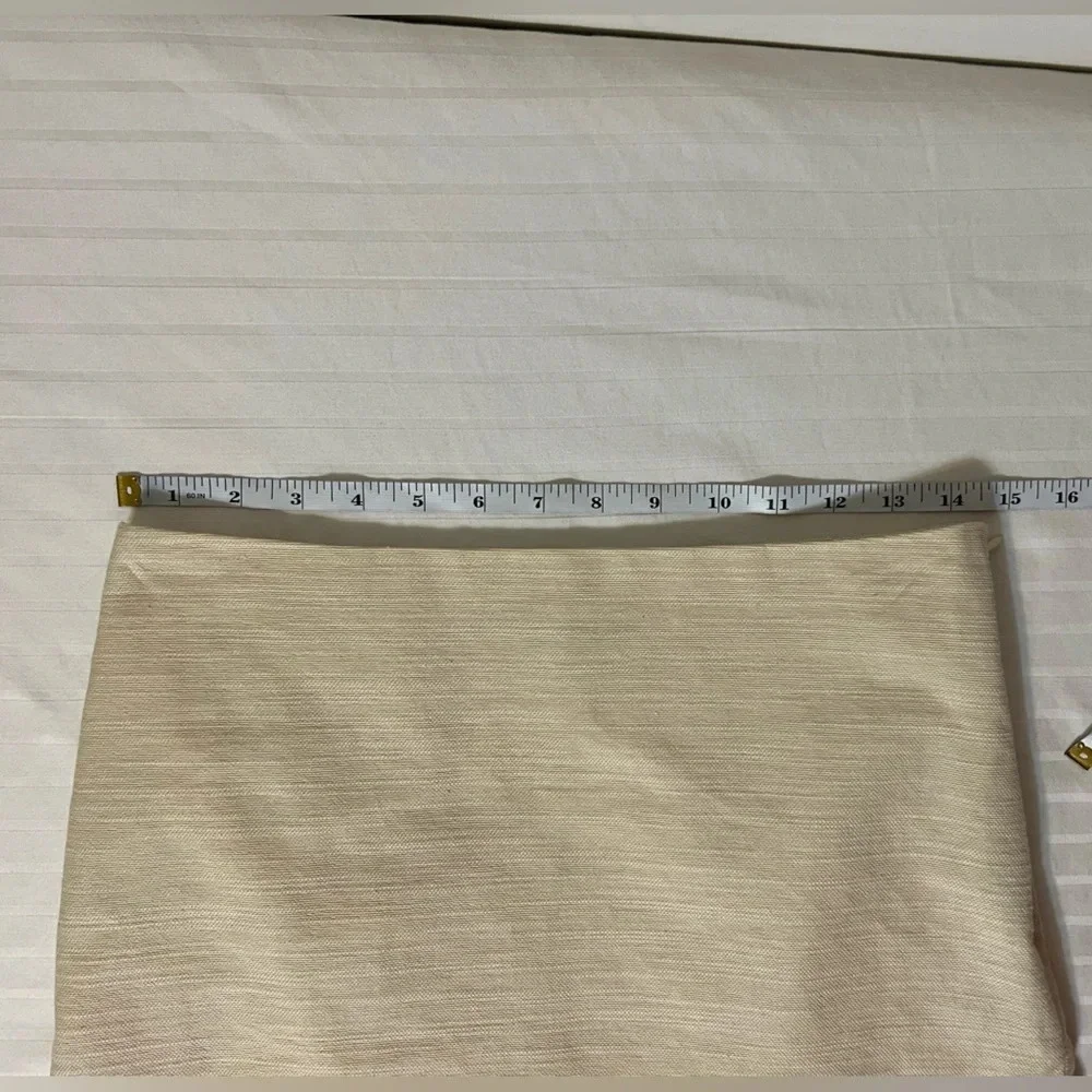 Ann Taylor skirt with slight bottom ruffle. Size 2 Like New C1