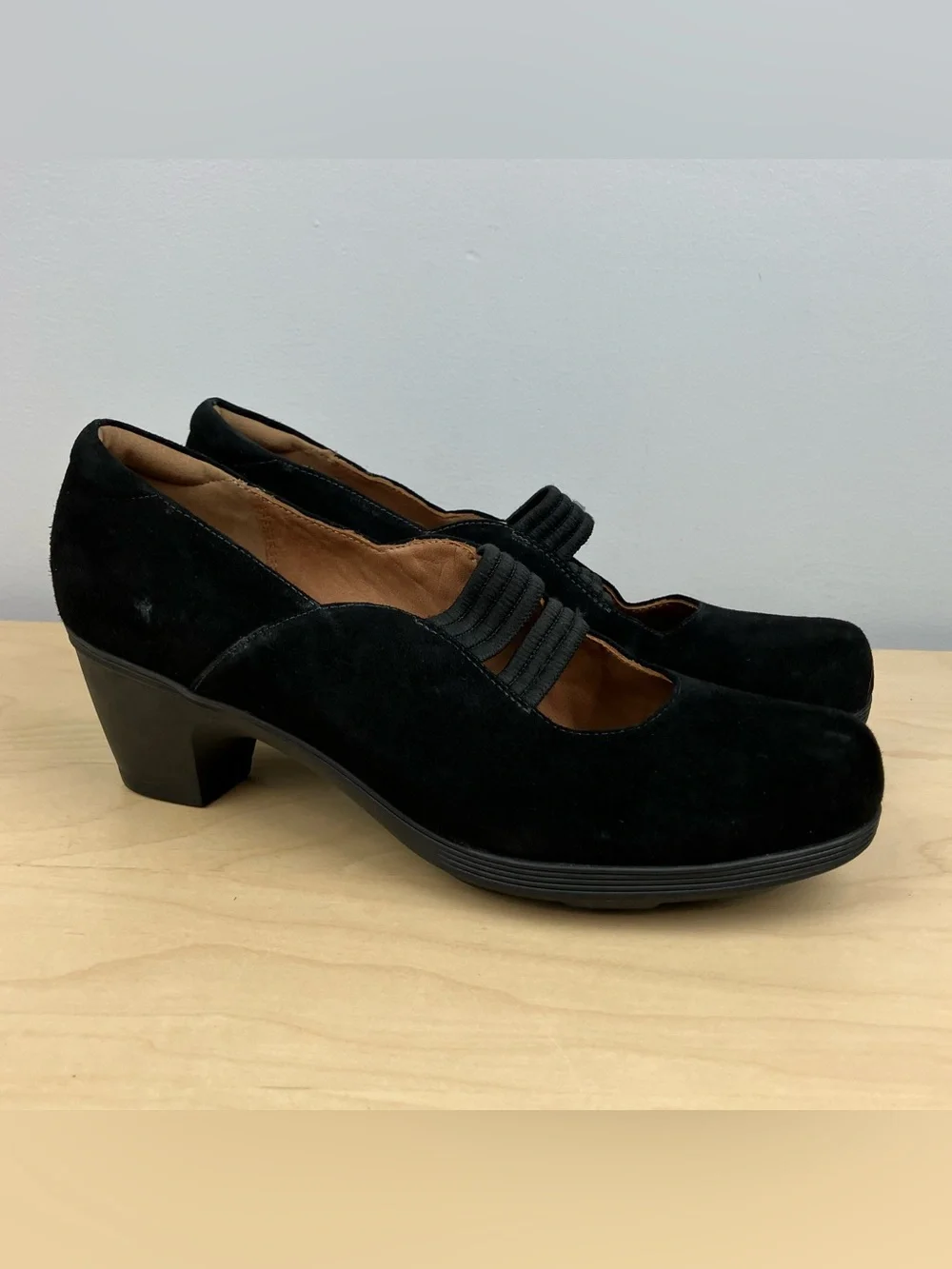 Clarks Artisan Women’s Size 8.5 M Black Suede Mary Jane Pumps Slip On