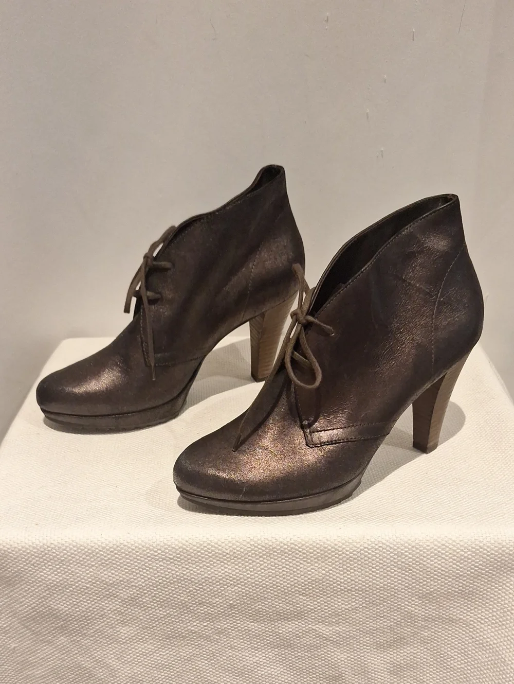 Paul Green sleek lace
