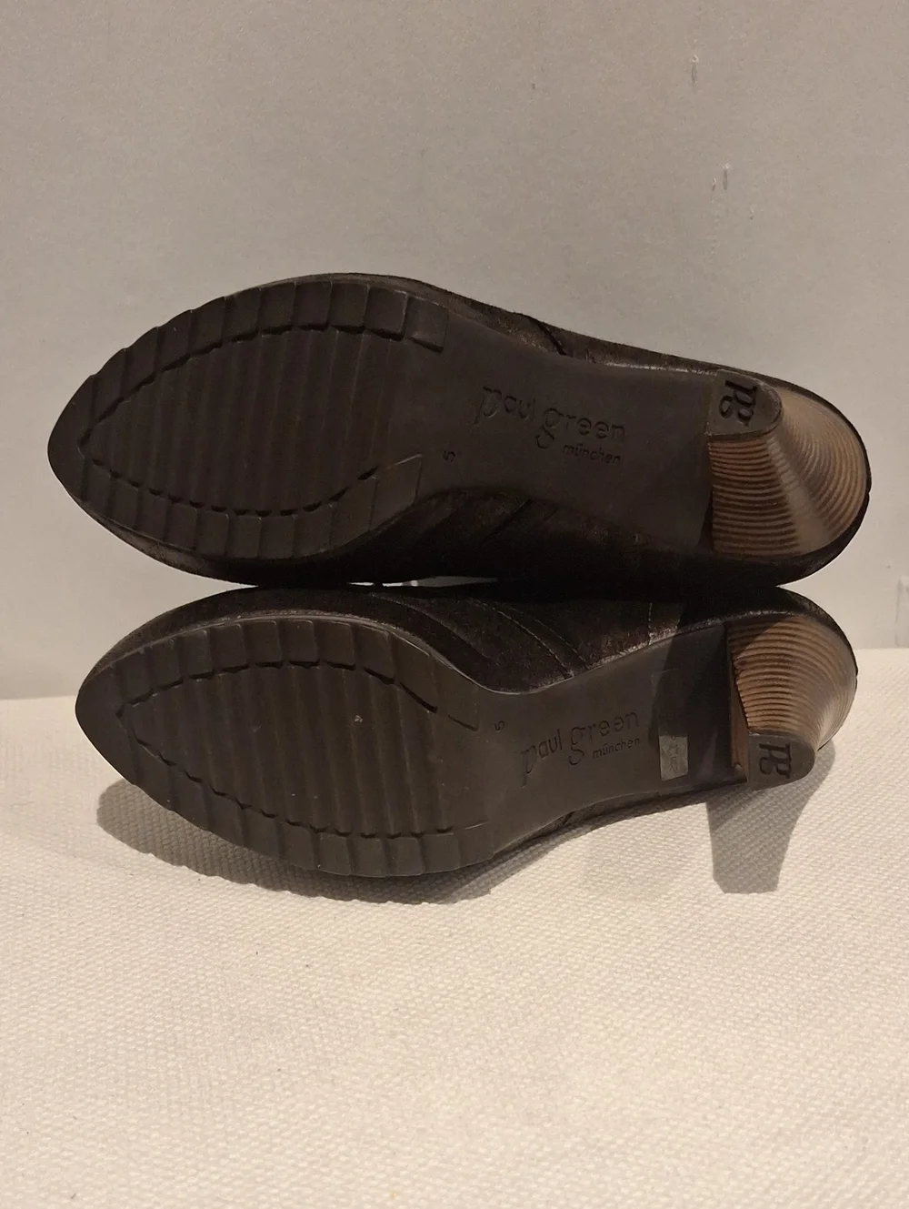 Paul Green sleek lace