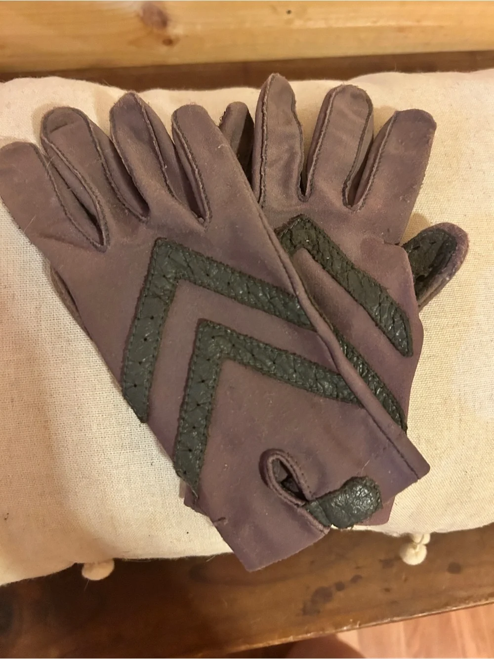 Women’s Vintage Purple Driving Gloves with Black Chevron Accents