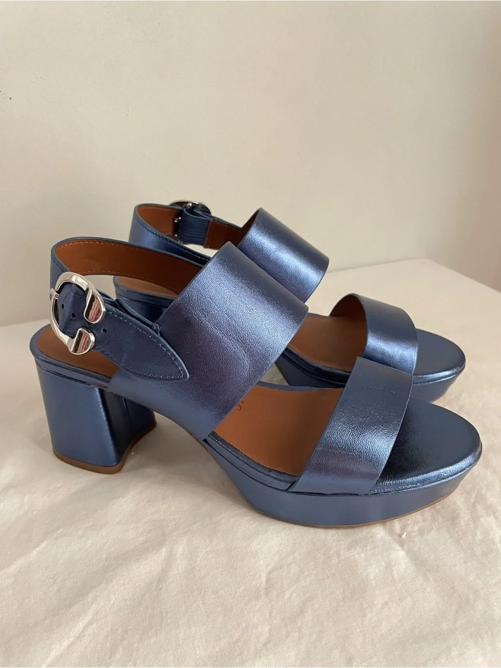AEROSOLES stylish metallic
