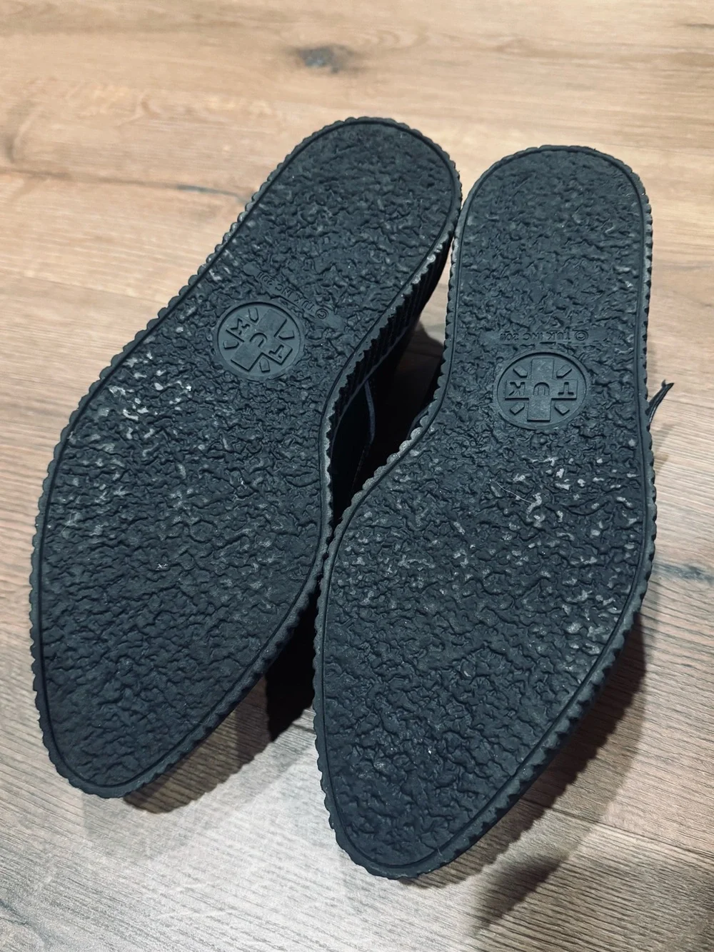 T.U.K black pointed