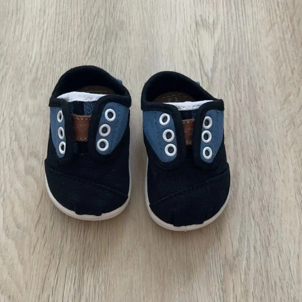 Toms black tiny us