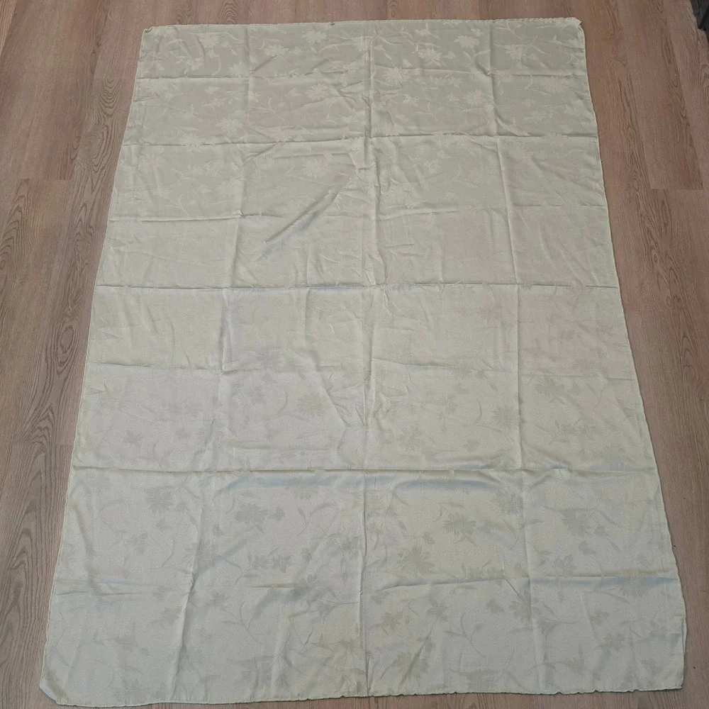 Light Green Floral Damask Tablecloth Jacquard Butterfly Scalloped Edge 80x56