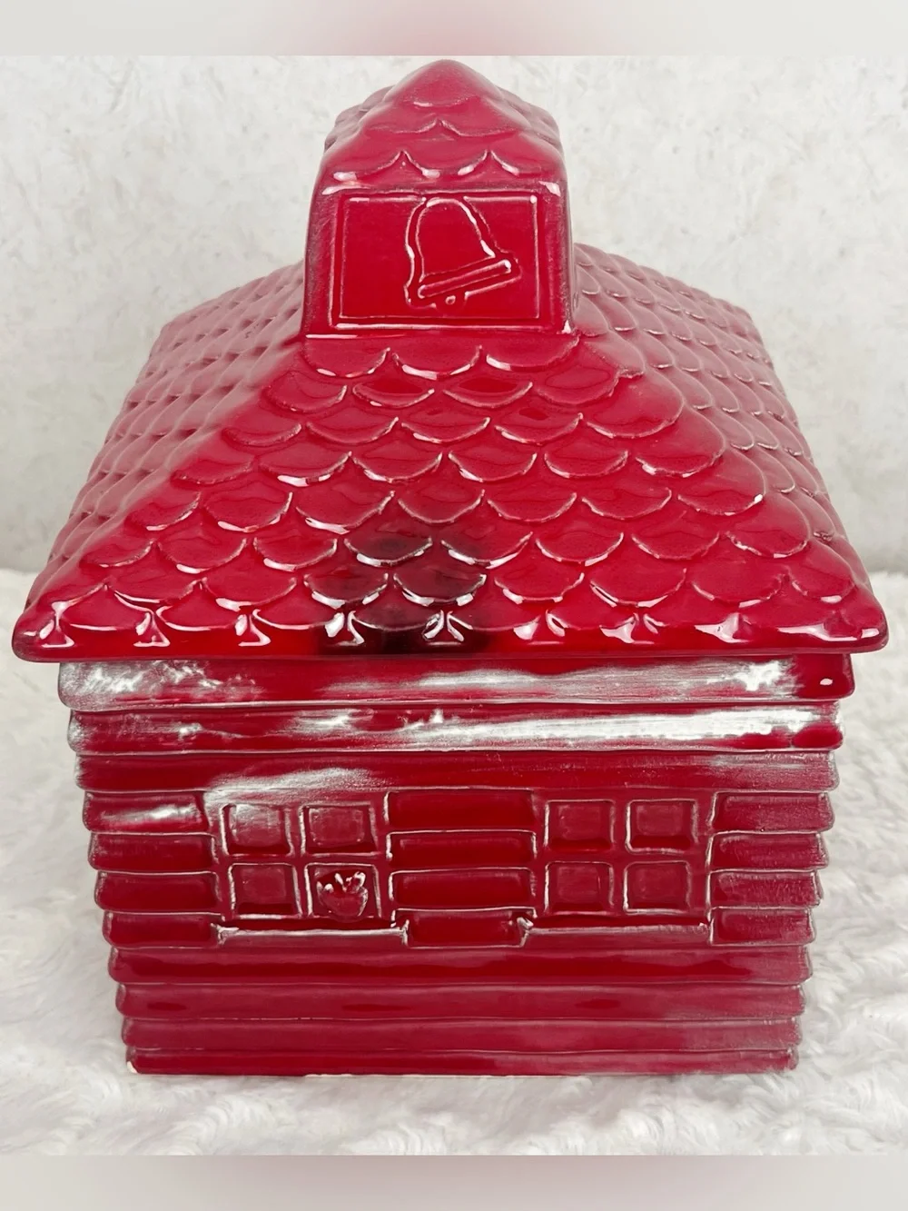 Vintage red features birds