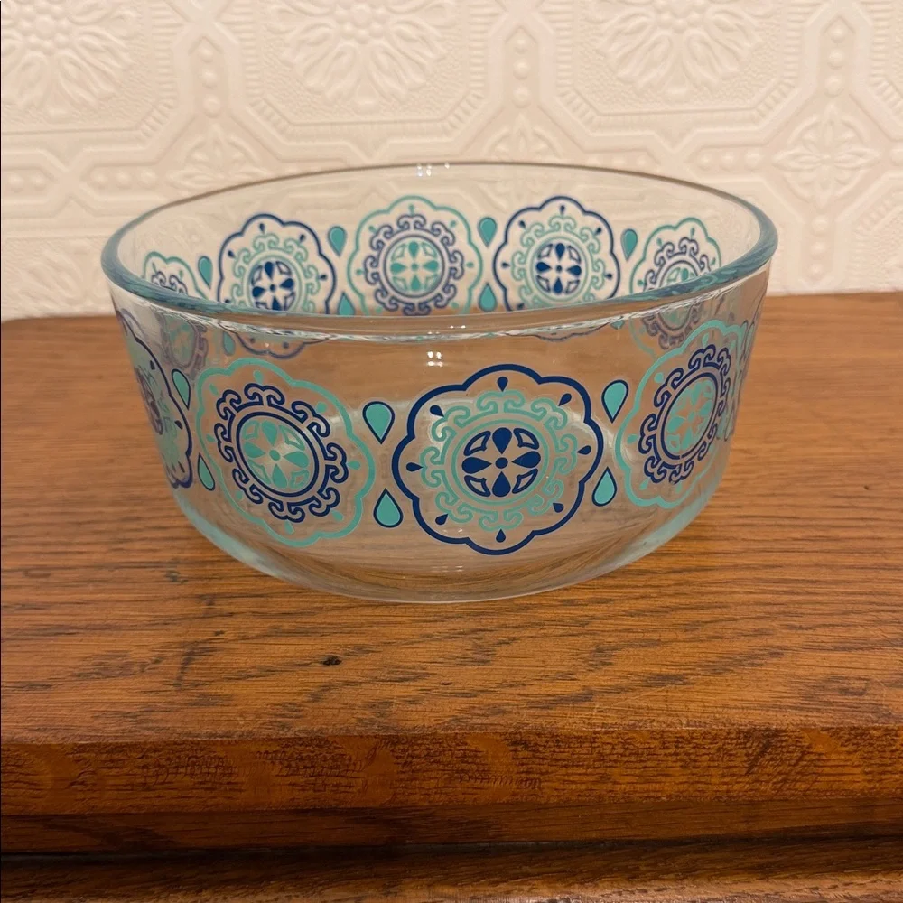 Pyrex glass bowl