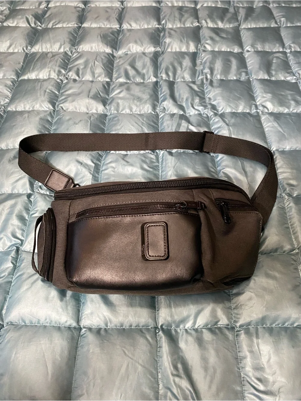 EUC Mens Tumi Black Leather-Front Sling.  Retail $450