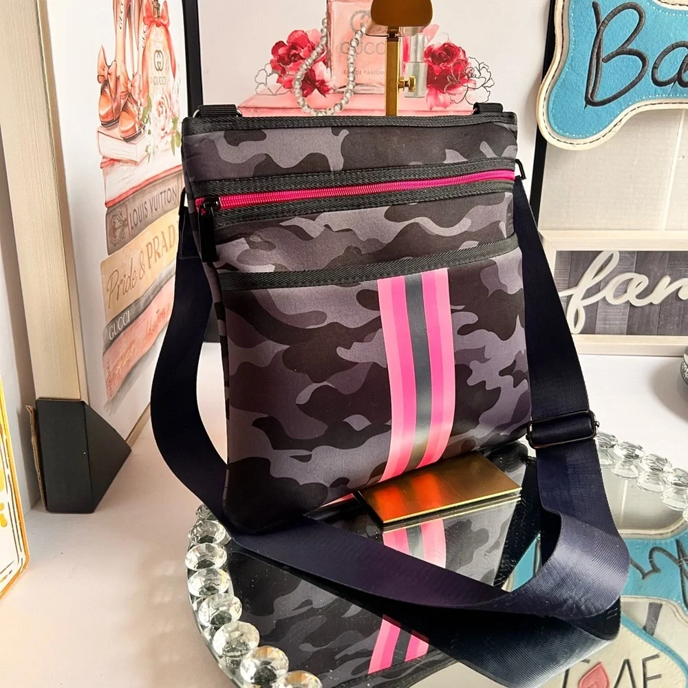 HAUTE SHORE sleek messenger