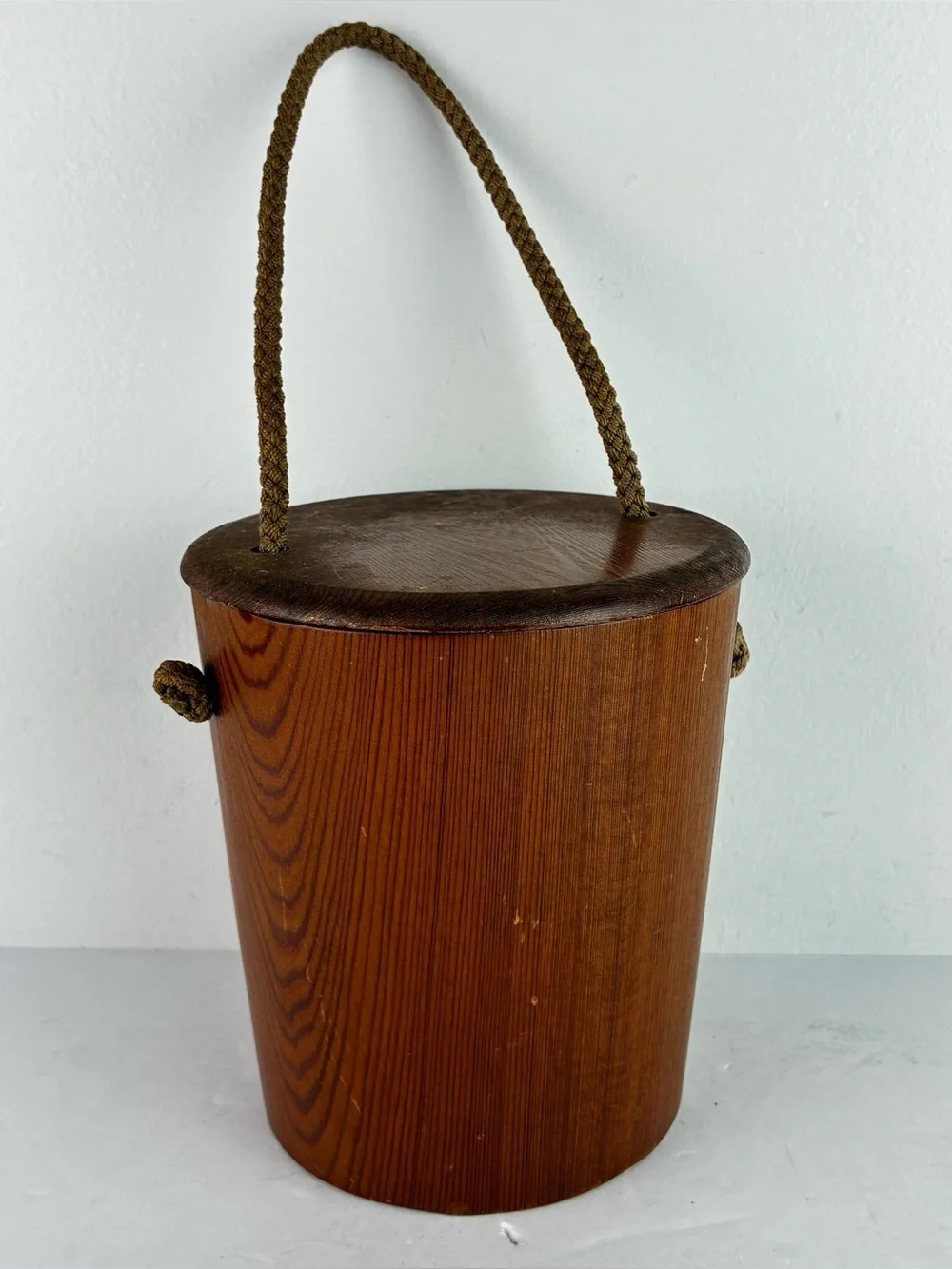 De Young Industries Vintage Redwood Bucket w/Rope Handle & Lid