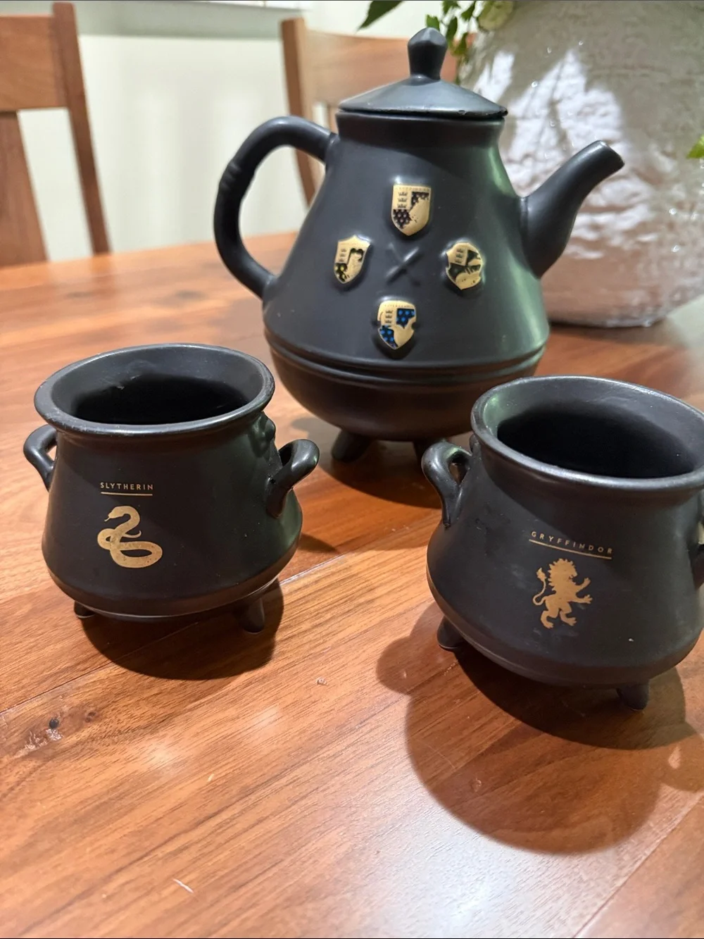 Harry Potter Teapot with 2 Hogwarts Cauldron Mugs