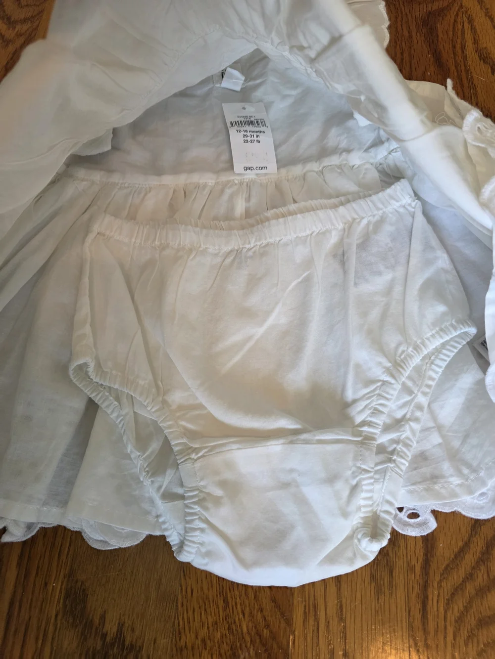 GAP charming white