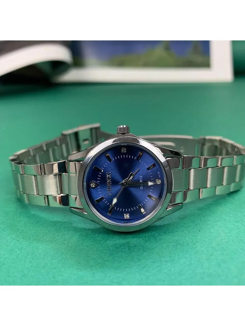 Y2k style Silver Classy Quartz Round Blue Stainless Steel Watch. Stainless steel