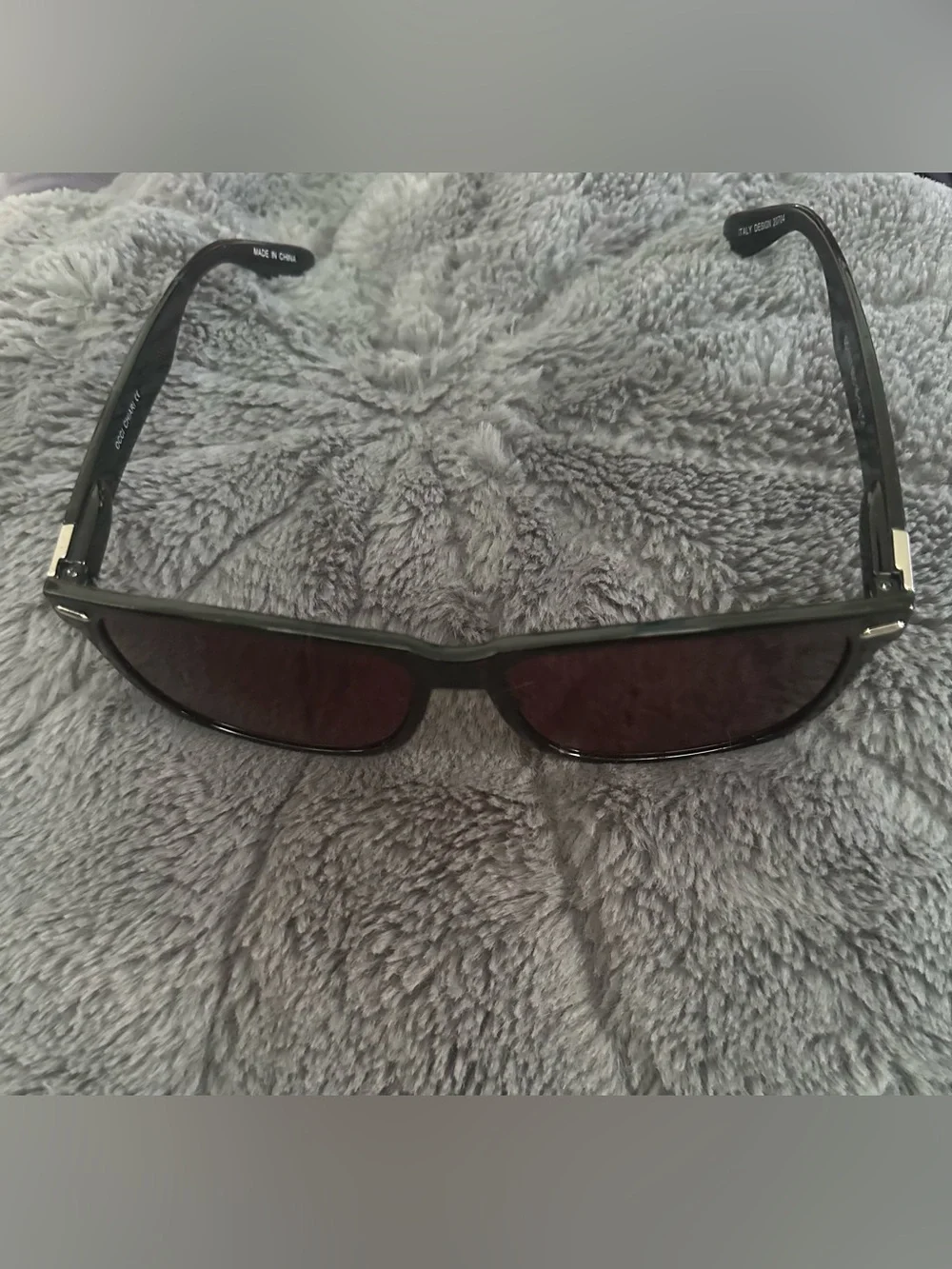 Occi chiari sleek black