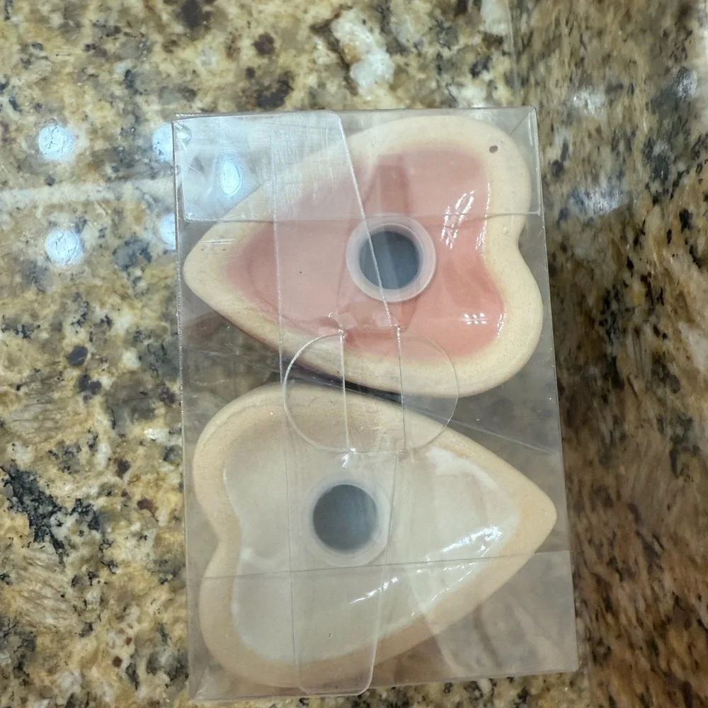 NWT 2 Heart Shaped Salt and Pepper Shaker