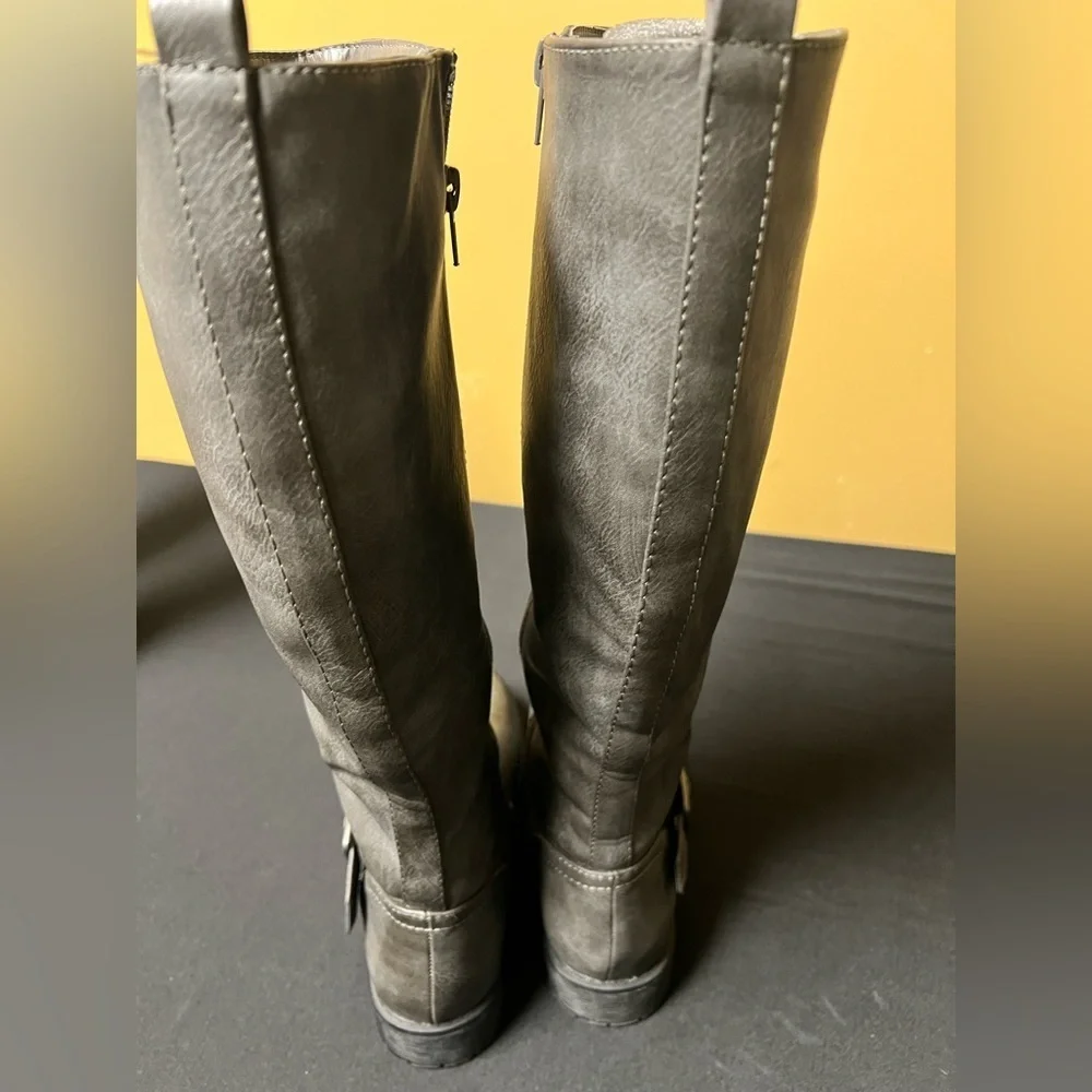 DIDOA GRAY KNEE HIGH SIZE 6.5 LADIES BOOTS. ZIPPER ON BOTH SIDES. 1-1/8” HERL