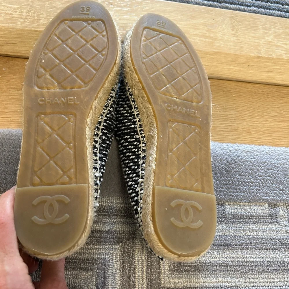 CHANEL white toe