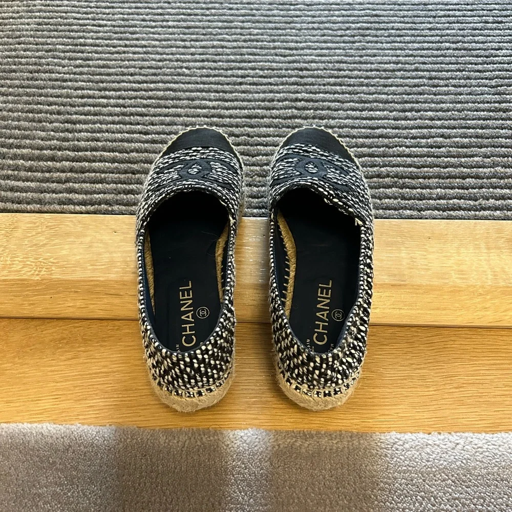 CHANEL wear black uppers