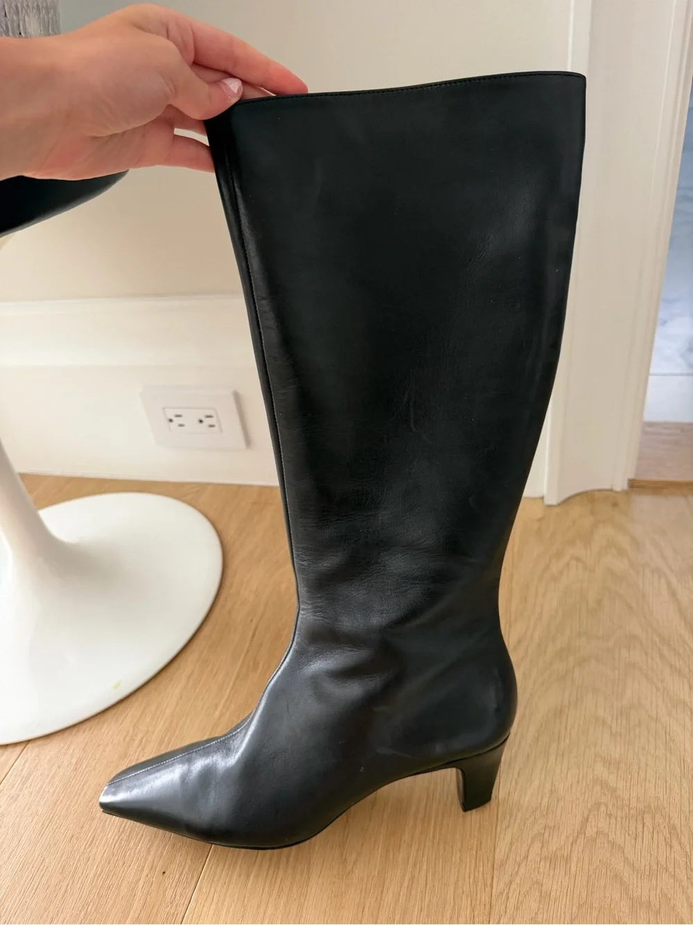 SCHUTZ sleek black