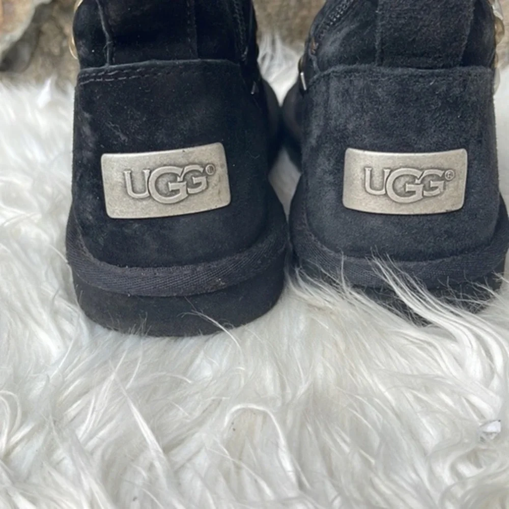 UGG avondale black