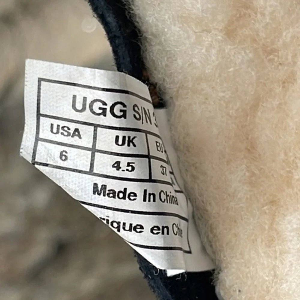 UGG avondale black