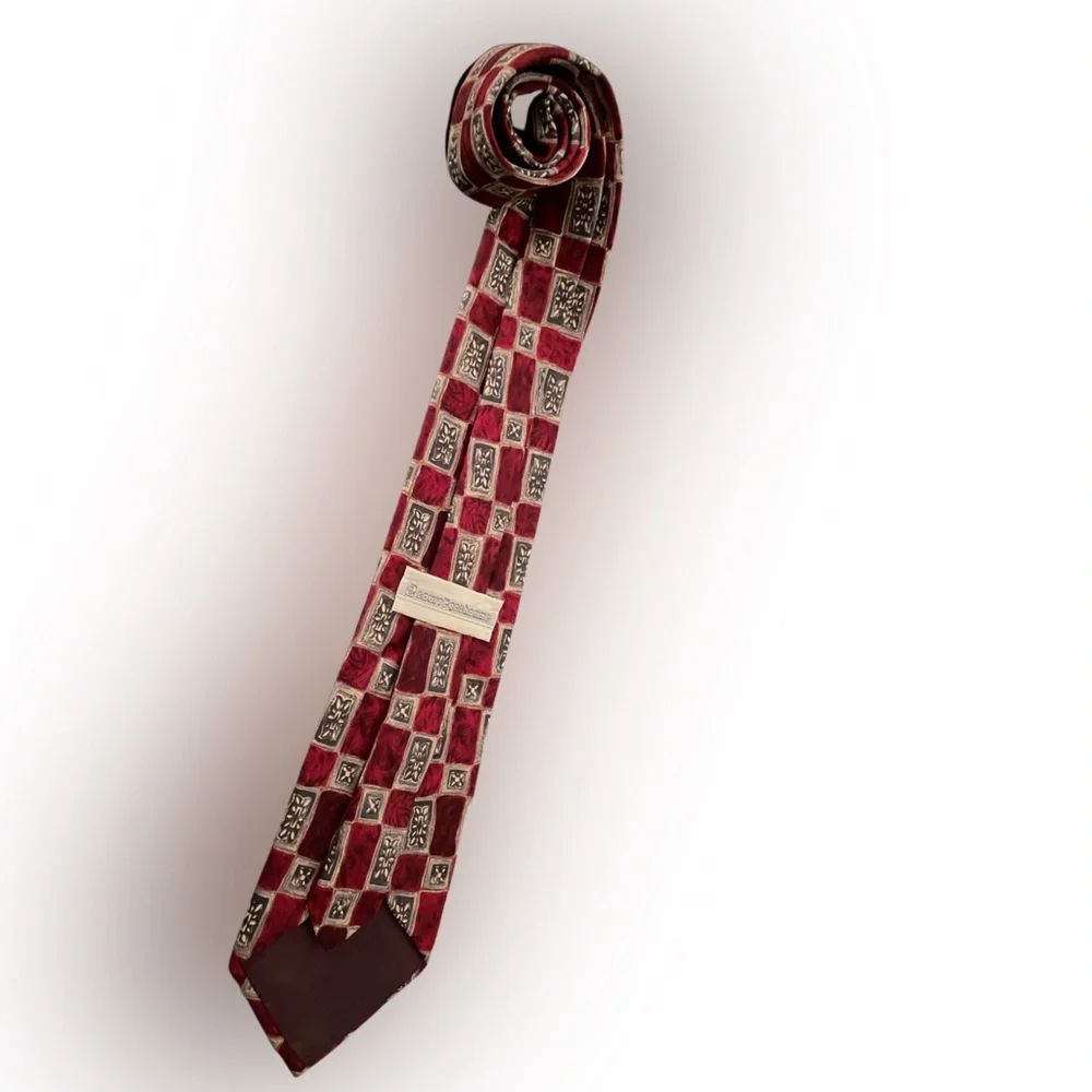 Courreqci red patterned