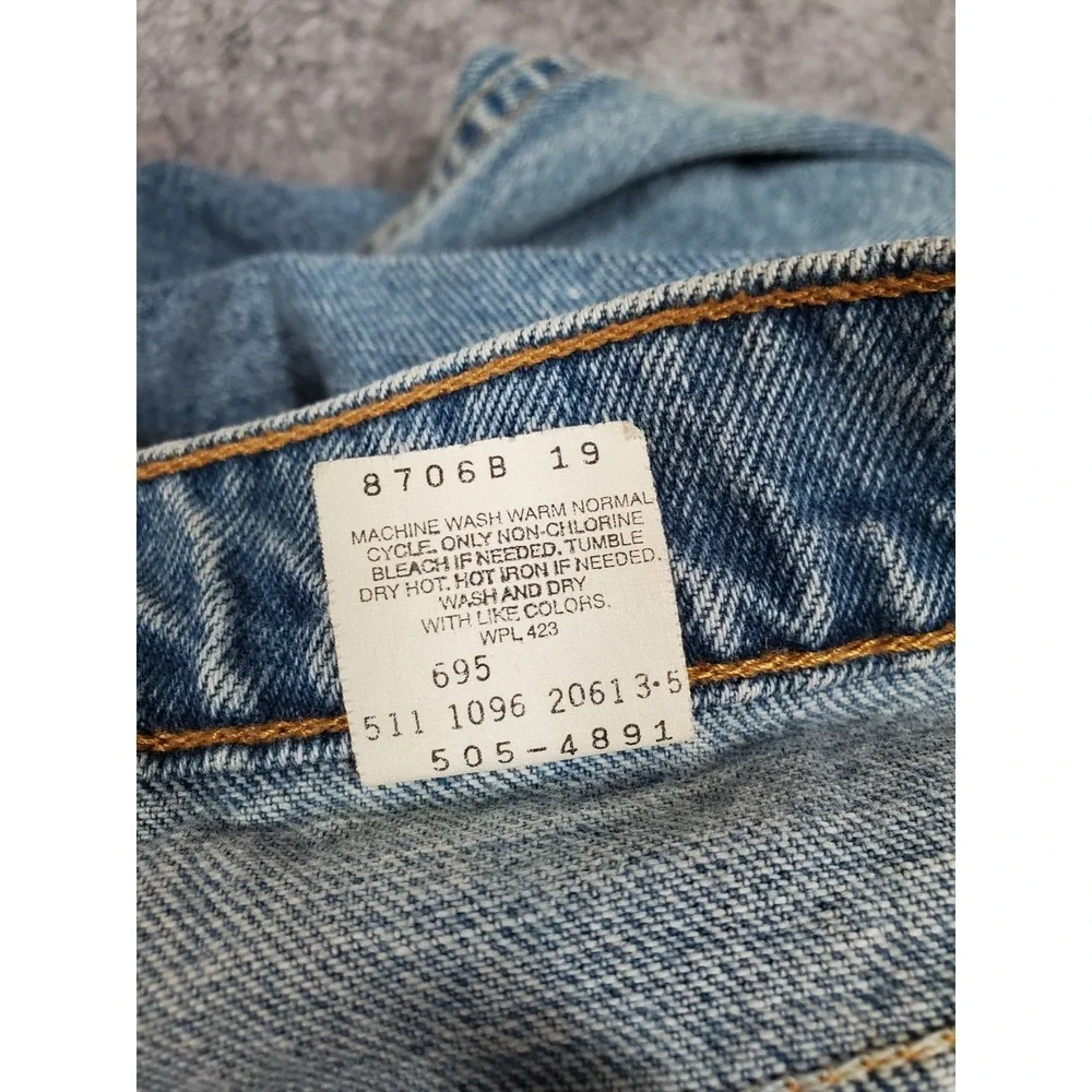 Levis right thigh