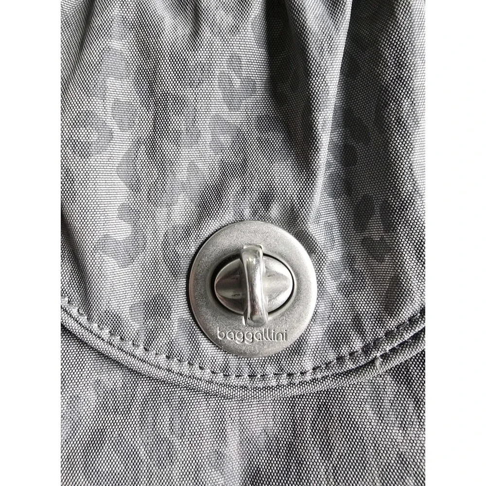 Baggallini messenger closure travel