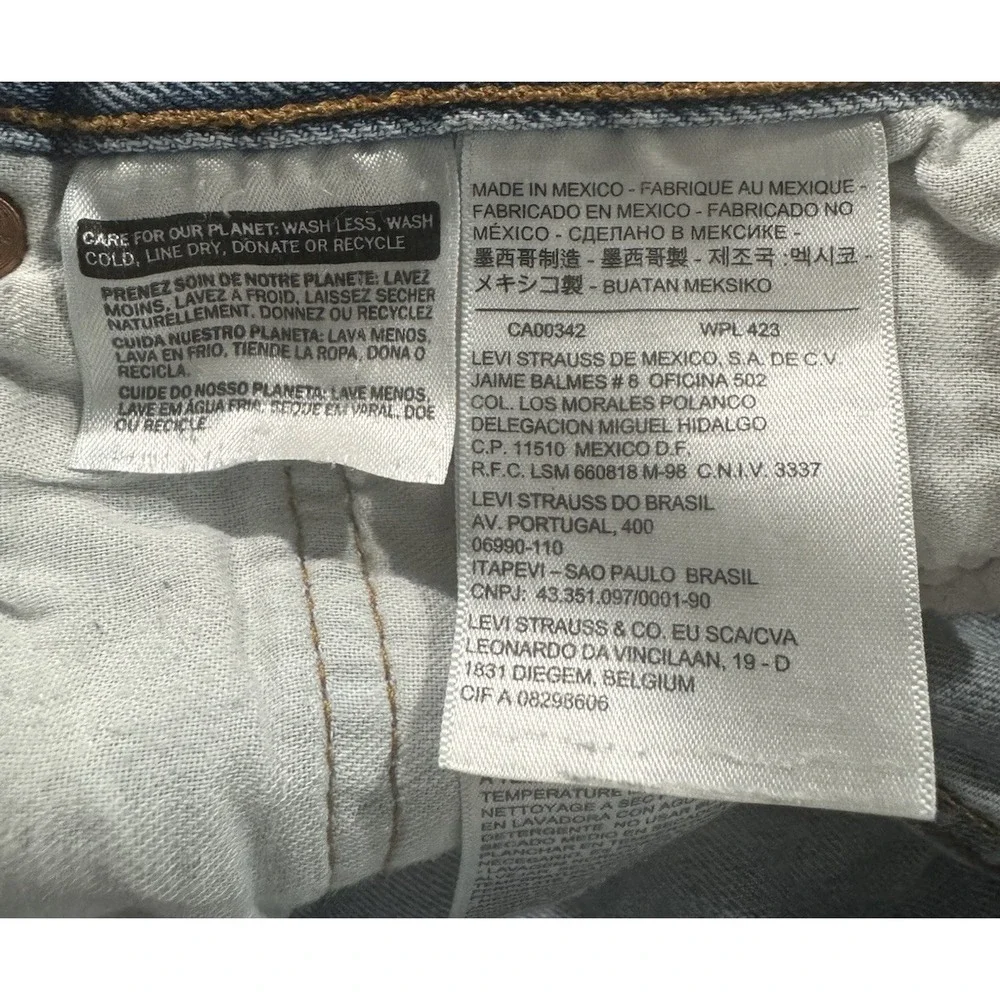 Levis note shows