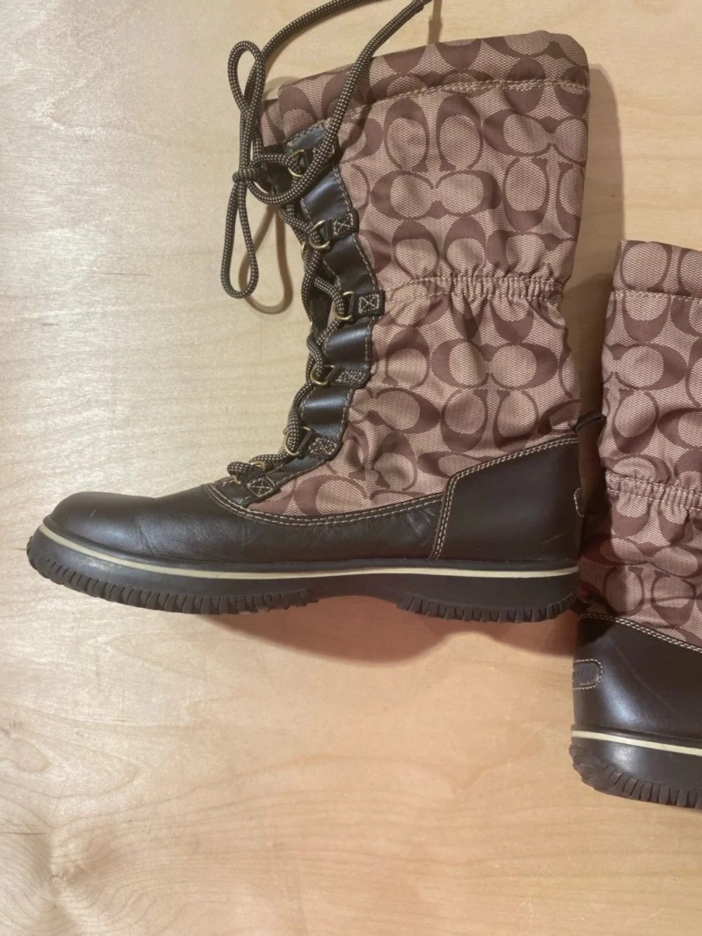 Coach upper front foot