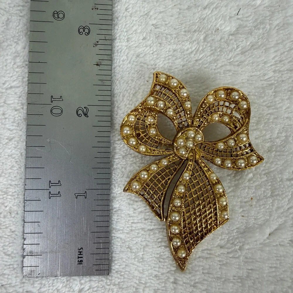 Unbranded gold tone