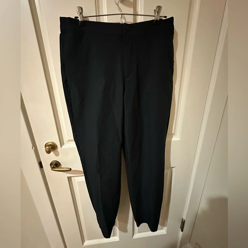 $100 BANANA REPUBLIC Men’s Performance Tech Motion Hybrid Pant in Black