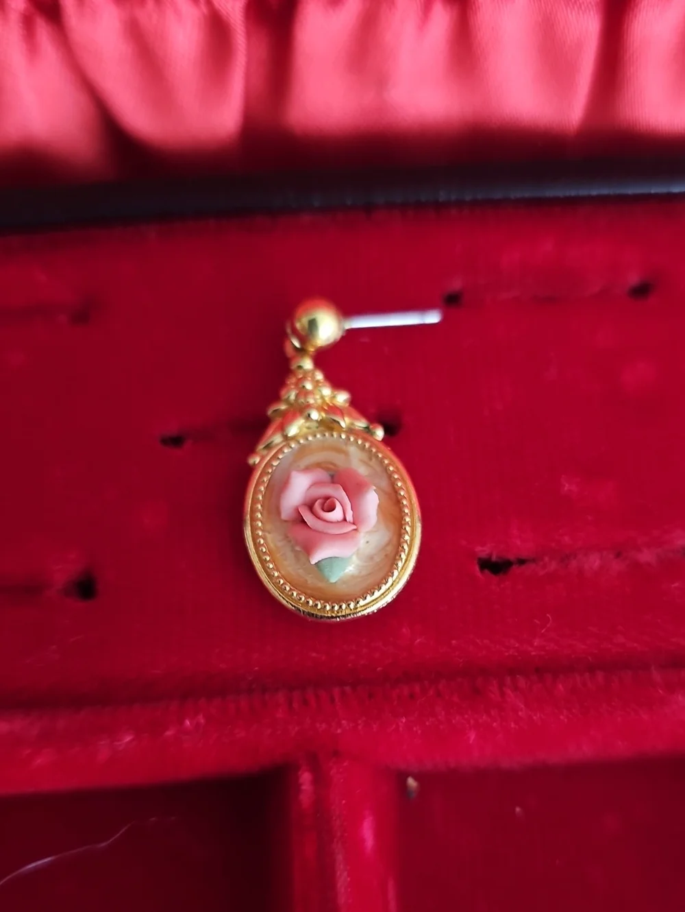 Vintage 1989 Avon Victoria Rose Earrings