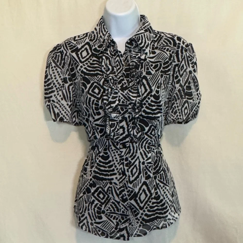 H-21 Spense Black & White Ruffled Lined Short Sleeve Button Down Blouse‎ Size M