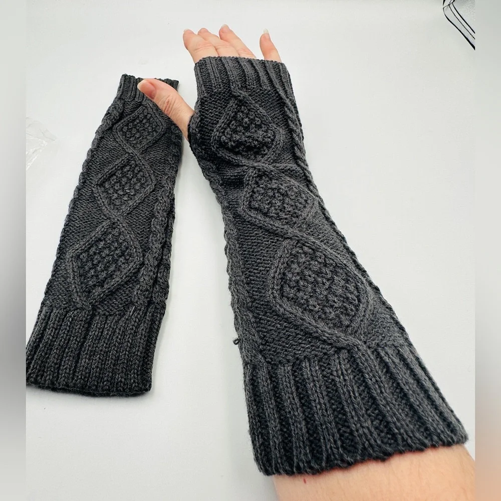 Women’s 2 Pairs Of Acrylic Knit Fingerless Gloves Arm Warmers Dark Gray & Brown