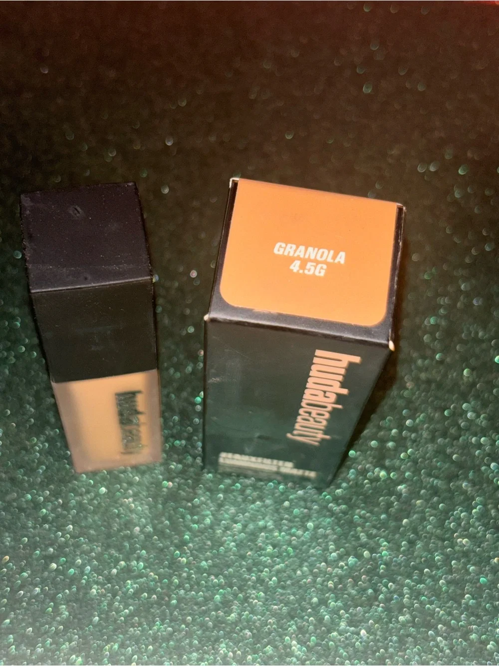 HUDA BEAUTY concealer finish precise