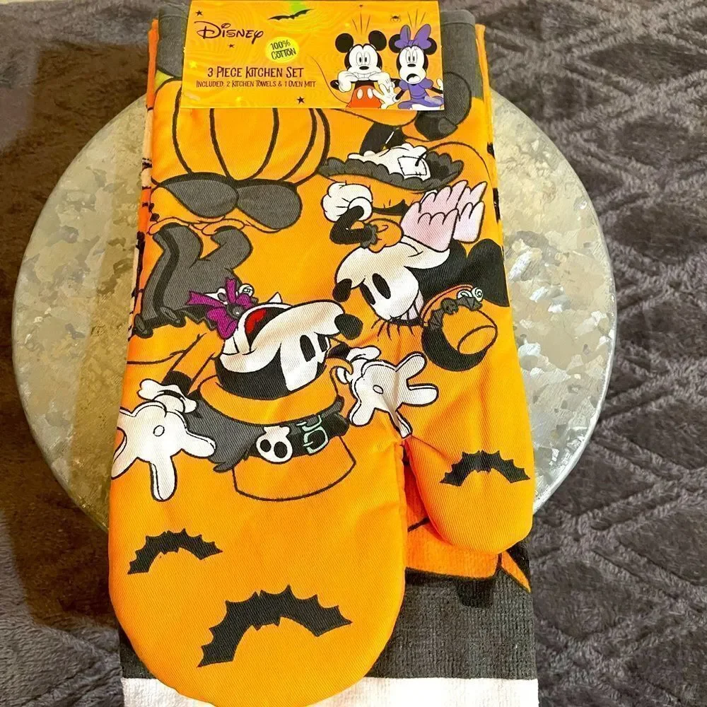 Disney Halloween 3 piece set with 2 towels & mitt
