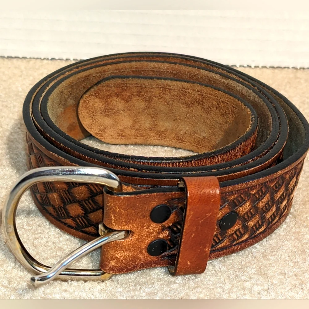Brown belt, genuine leather, carved braided pattern,‎ silver toned buckle