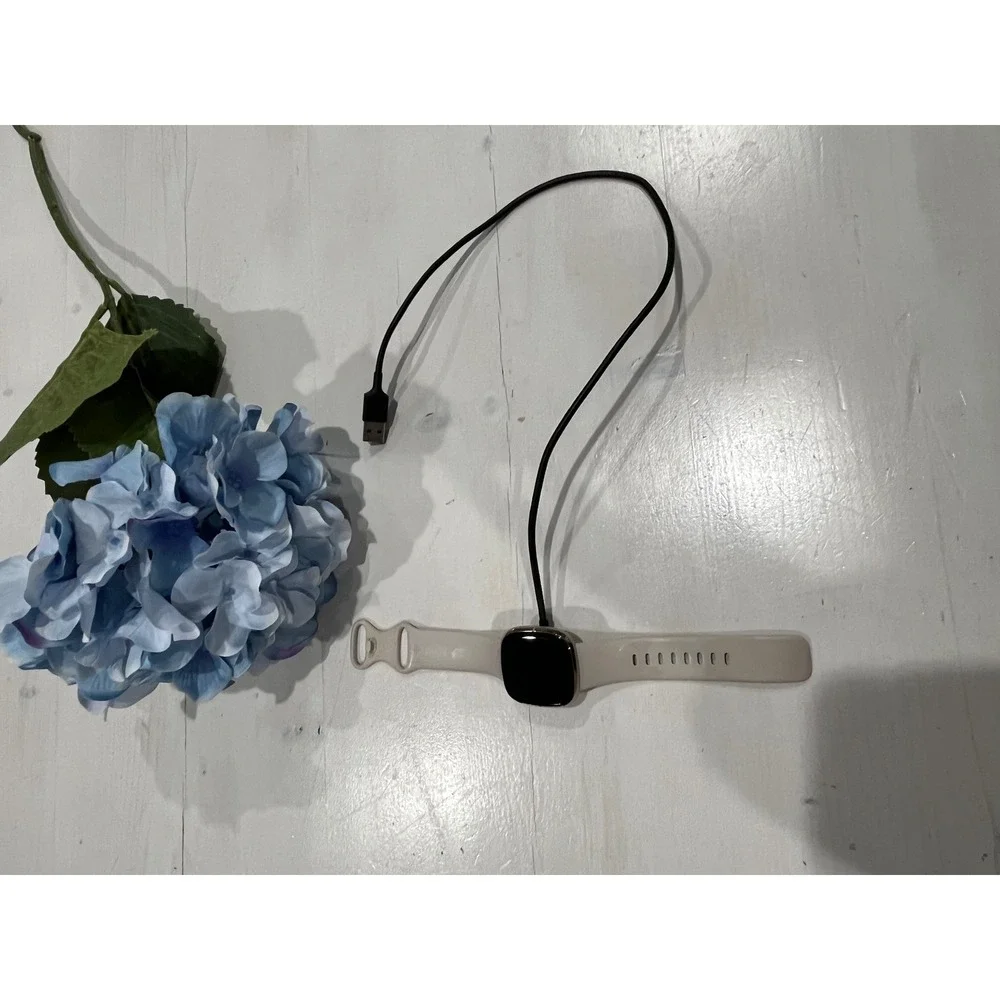 Fitbit Smartwatch GPS Heart Rate Beige‎ Band and charger