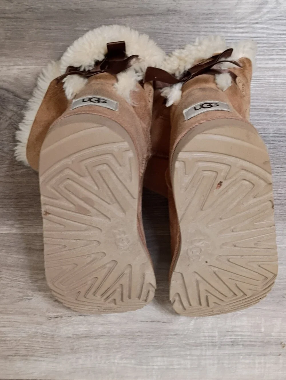 UGG Big Girls Classic Casual Tan Suede Bailey Bow Mini Boots Size 4 Sherpa Lined