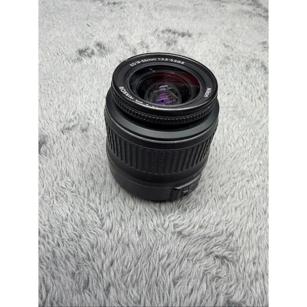 Nikon AF-S DX Zoom-Nikkor 18-55mm f/3.5-5.6G ED II lens.  Type: Standard zoom le