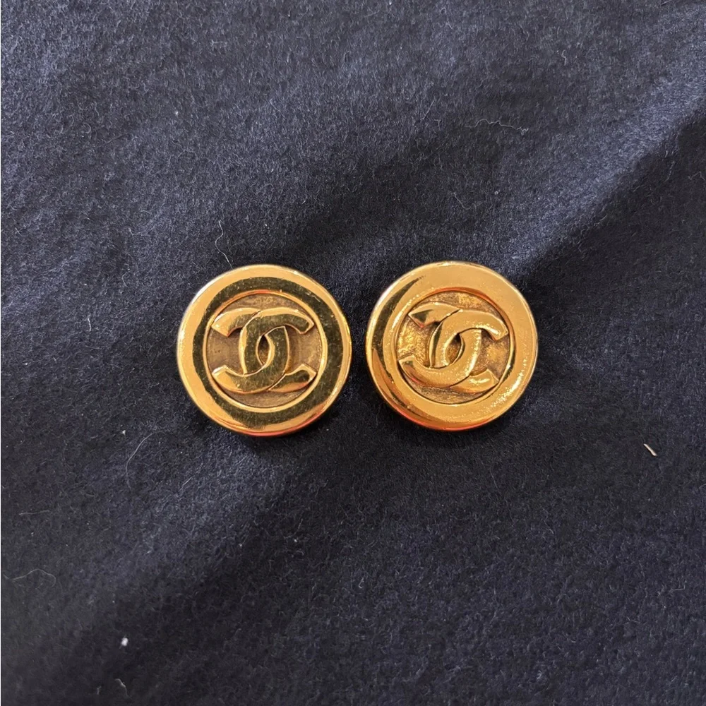 CHANEL luxurious earrings