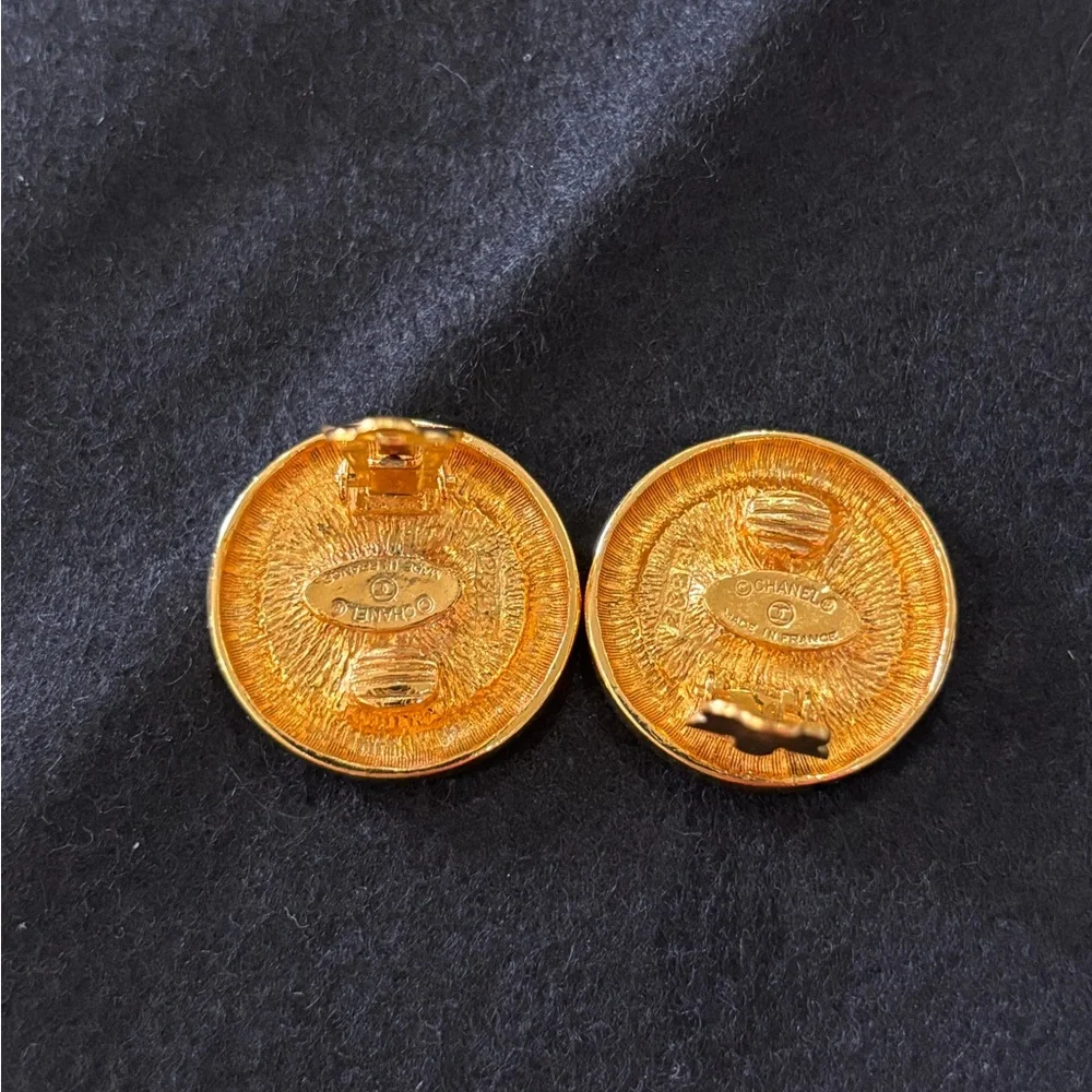 CHANEL luxurious earrings